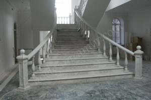 Столбы из мрамора