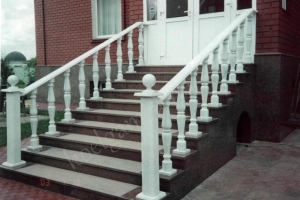 Лестница из коричневого гранита