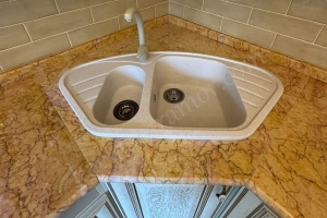 Желтая столешница из мрамора